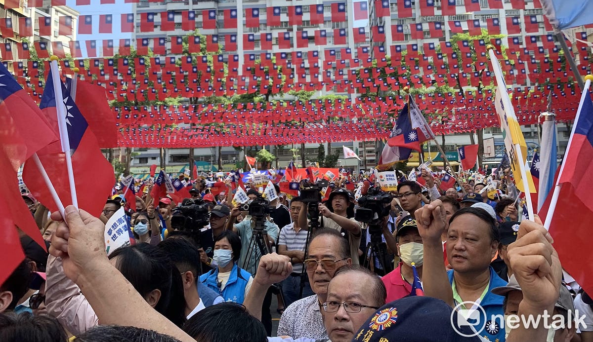 中國國民黨在高雄果貿社區舉辦國慶升旗典禮，中華民國派人士從四面八方集結而來。 圖：孫家銘／拍攝