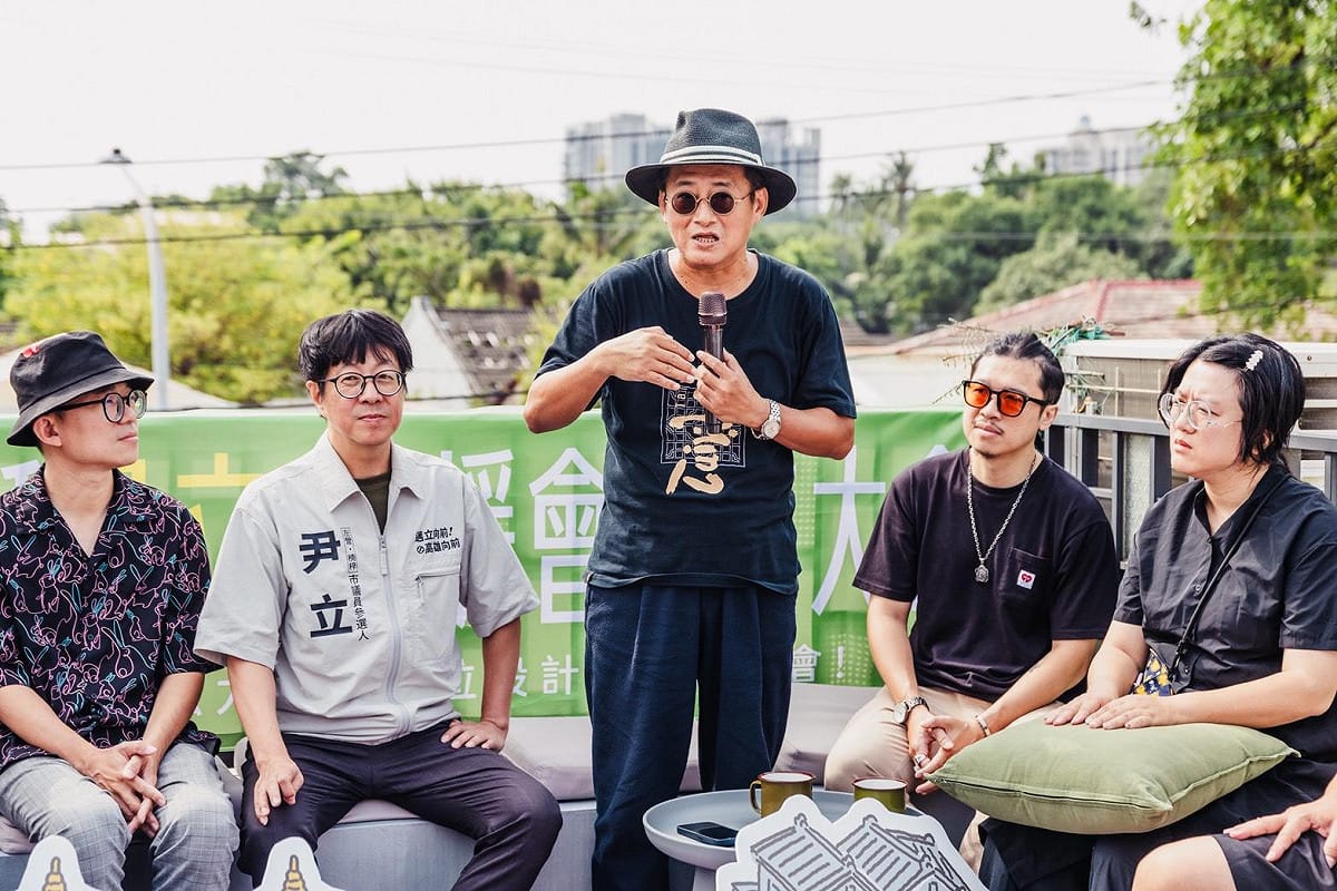 林國慶(中)表示，尹立第一次投入市議員選舉，參選過程有不少挑戰，希望透過設計讓更多人看見尹立，也呼籲關心左營、楠梓發展的朋友，投票日堅定支持尹立。 圖：尹立競辦／提供