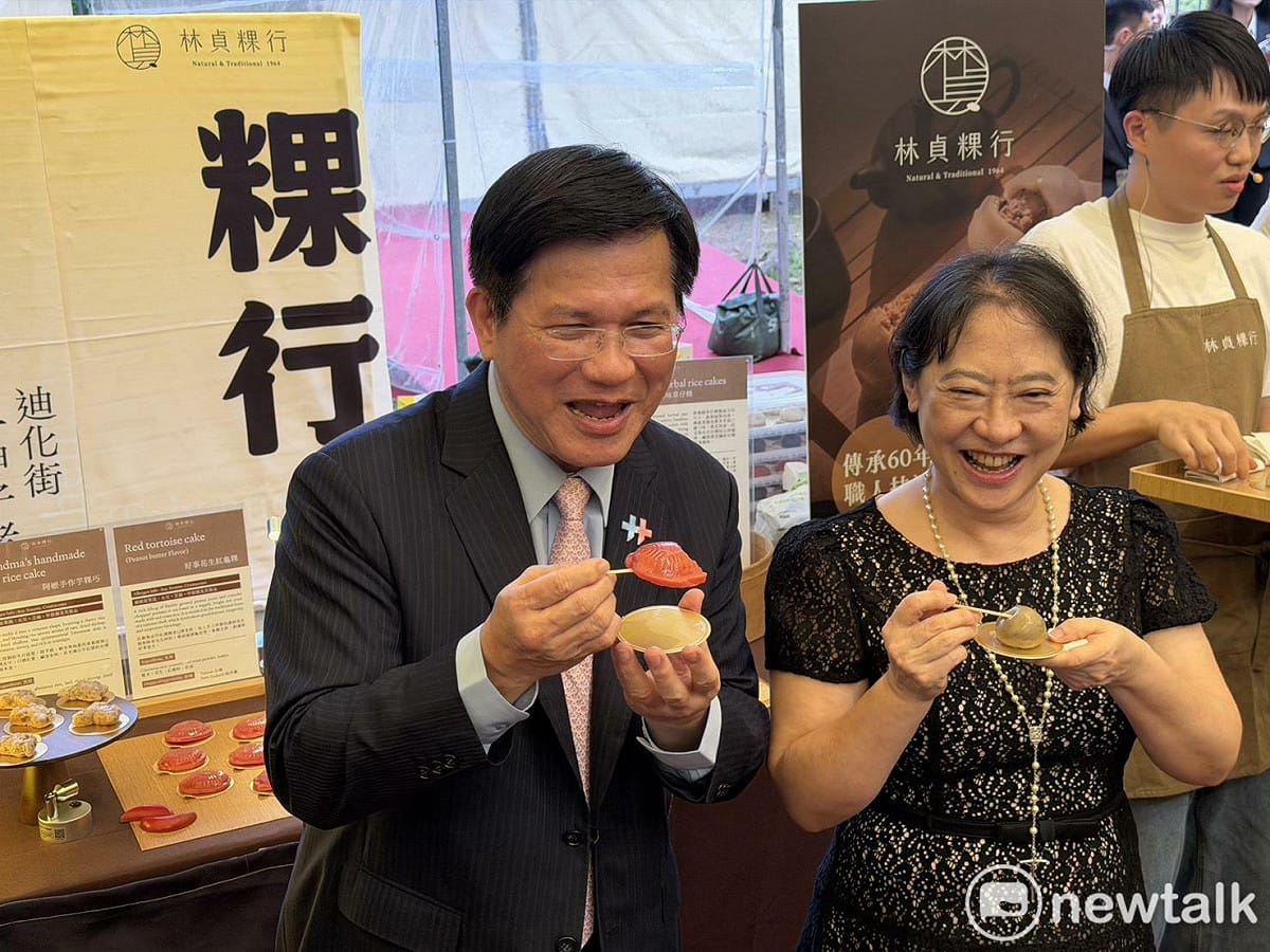 林佳龍與妻子廖婉如一同品嚐紅龜粿。 圖：高逸帆／攝