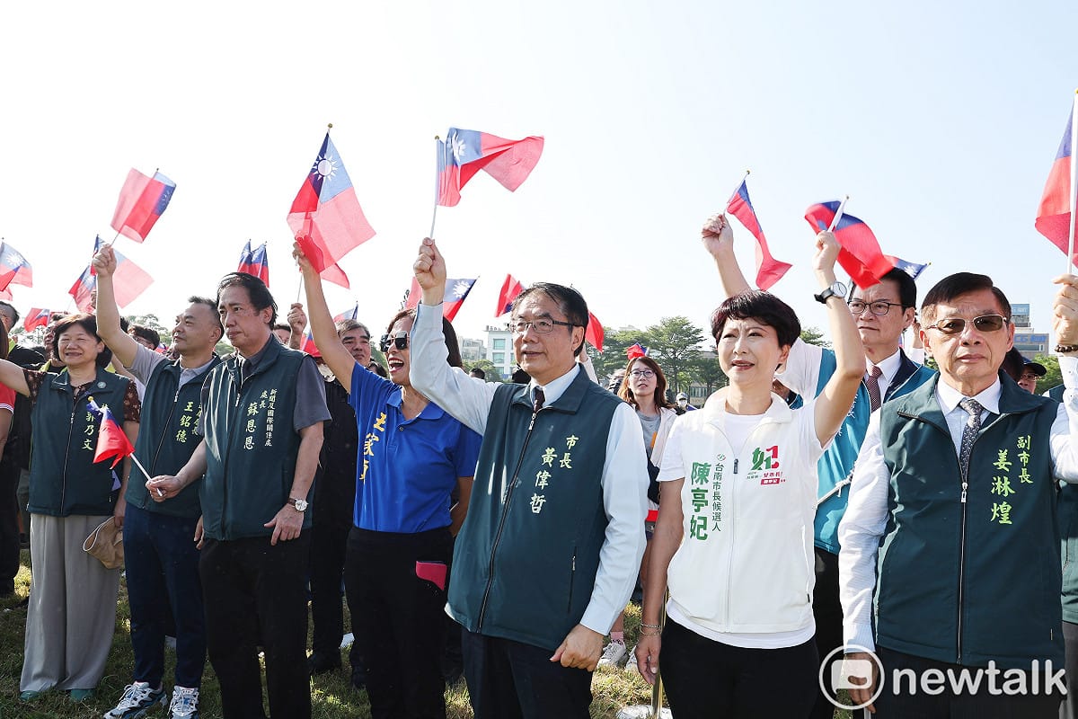 台南市政府今日上午在西拉雅廣場舉行國慶升旗典禮，台南市長黃偉哲與市民朋友齊聚一堂，共同向國旗致敬，祝福國家繁榮昌盛、全民平安。 圖：台南市政府提供
