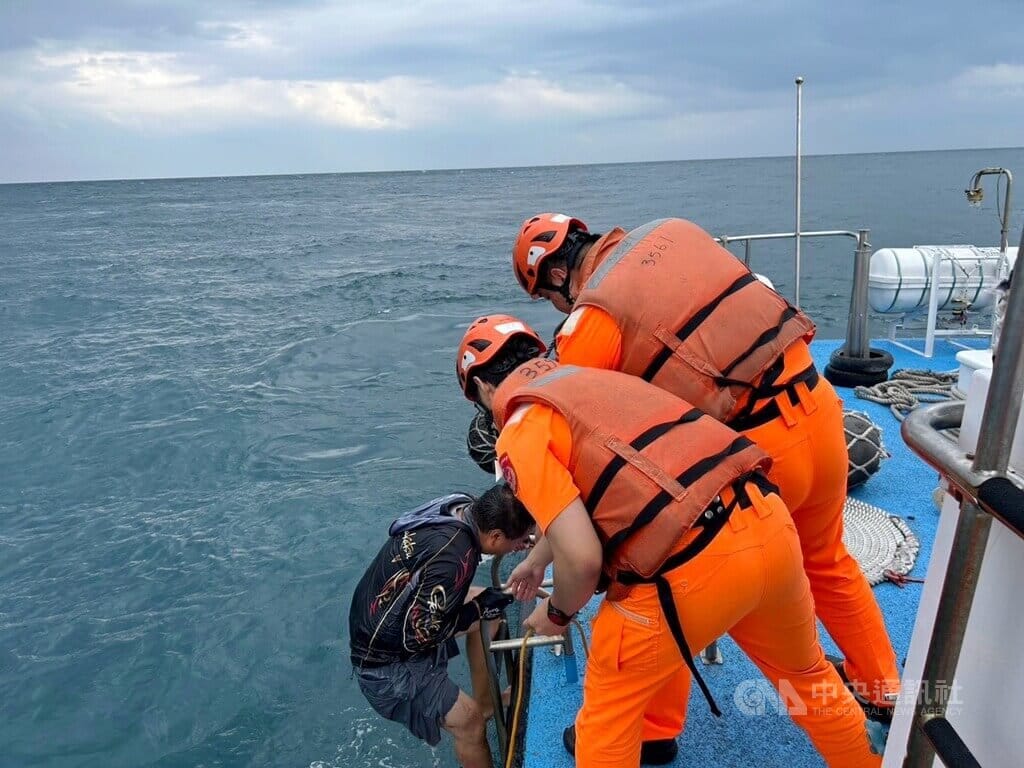 新北市貢寮區馬崗漁港外海10日下午發生遊艇翻覆事故，海巡署艦隊分署澳底海巡隊獲報展開救援，目前仍有1人失蹤，至晚間7時30分，搜救行動持續。（翻攝畫面）中央社記者黃旭昇傳真　115年10月10日