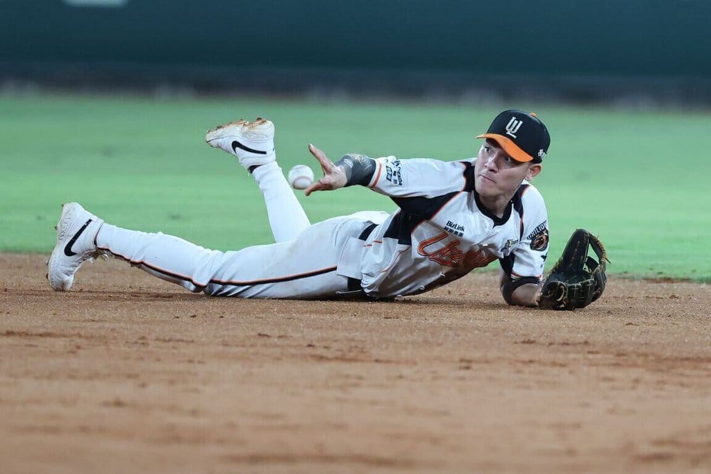 中華職棒統一7-ELEVEn獅隊10日以1比0擊敗中信兄弟，季後挑戰賽搶下首勝續命。獅隊總教練林岳平稱讚游擊手陳聖平（圖）的守備表現，守住很多可能形成安打的球。（統一獅提供）中央社記者謝靜雯傳真　115年10月10日