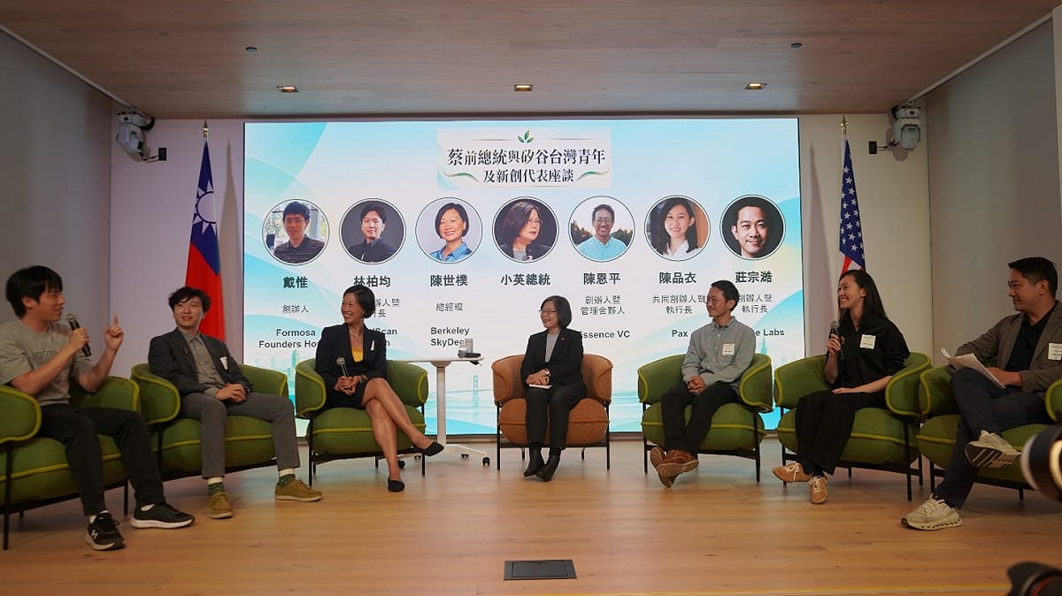 前總統蔡英文9日在美國舊金山出席矽谷台灣社團青年及新創代表座談，與台灣創業家及台美籍投資人交流，並鼓勵青年將台灣經驗帶向國際。 圖：蔡英文辦公室提供