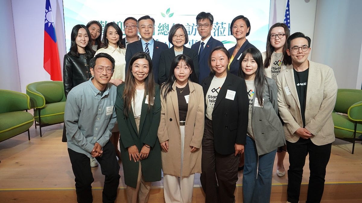 前總統蔡英文與舊金山青年合影。 圖：蔡英文辦公室提供