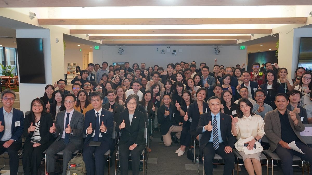 前總統蔡英文9日在美國舊金山出席矽谷台灣社團青年及新創代表座談。 圖：蔡英文辦公室提供
