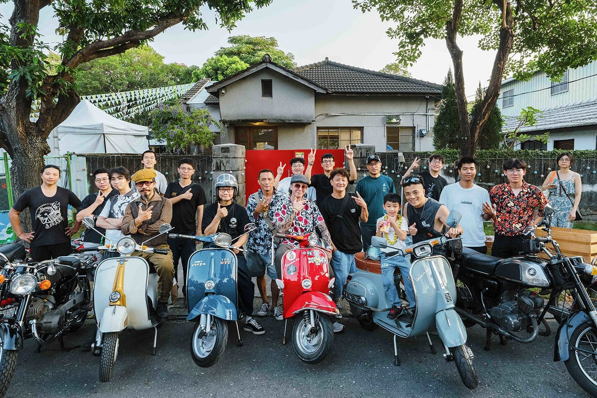 左營海軍眷村以濃郁懷舊風格登場，村內巷道集結金龜車與偉士牌經典老車展示，並邀請民眾復古著裝到場。 圖：高雄市文化局／提供