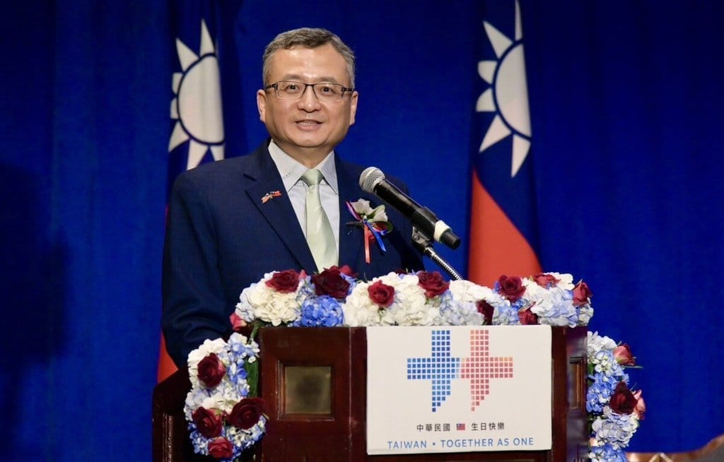 駐芝加哥辦事處長類延峰在國慶酒會致詞，感謝美國川普政府及中西部多州政要及州議會長期挺台。（駐芝加哥辦事處提供）