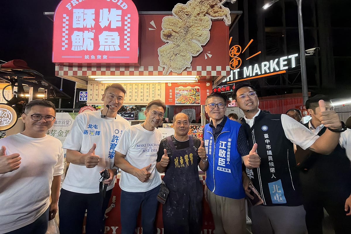 江啟臣與北屯區議員候選人逛總站夜市。 圖：江啟臣競辦/提供