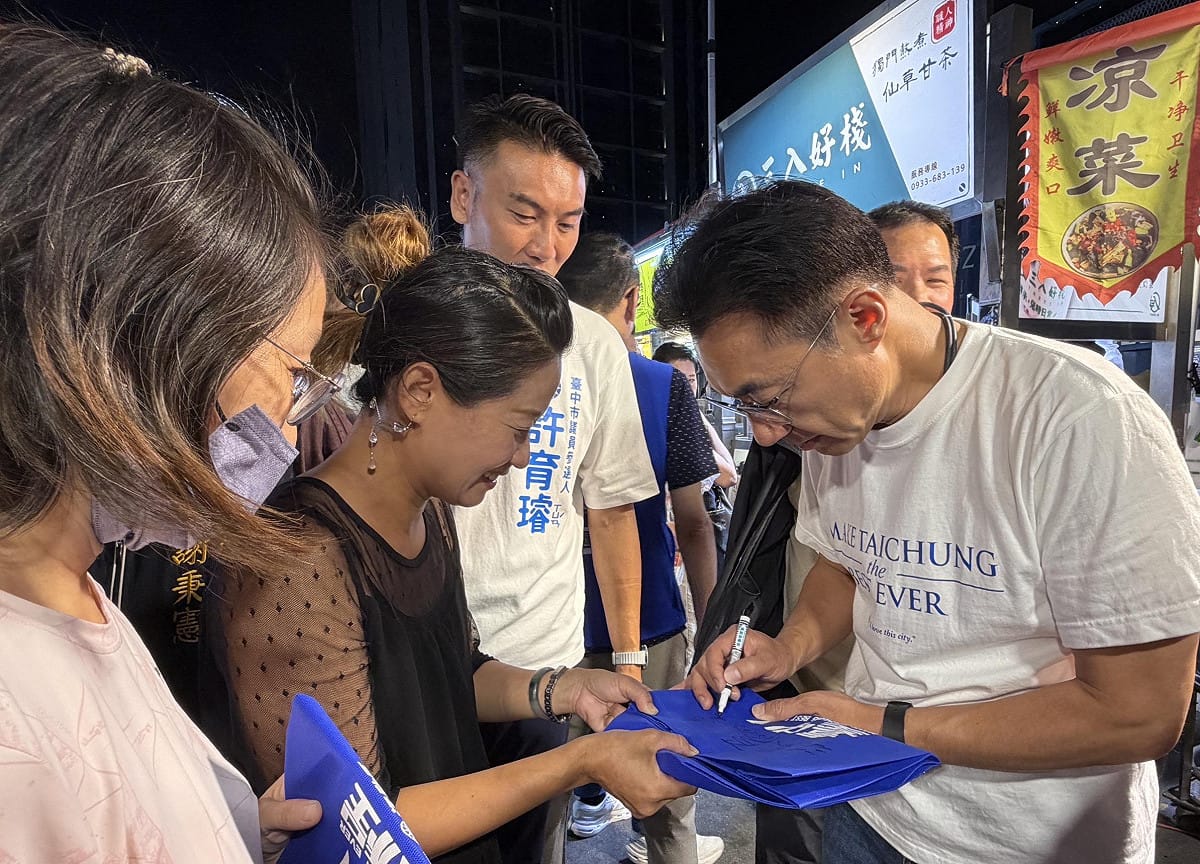 民眾爭相索取江啟臣的簽名。 圖：江啟臣競辦/提供