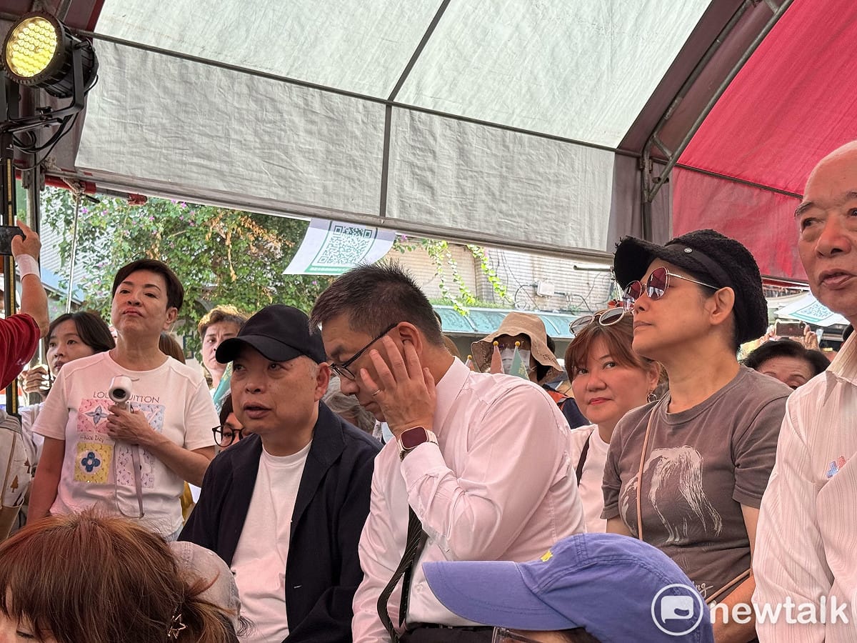 前國策顧問黃承國（戴黑帽）、民進黨秘書長徐國勇。 圖：周煊惠 / 攝