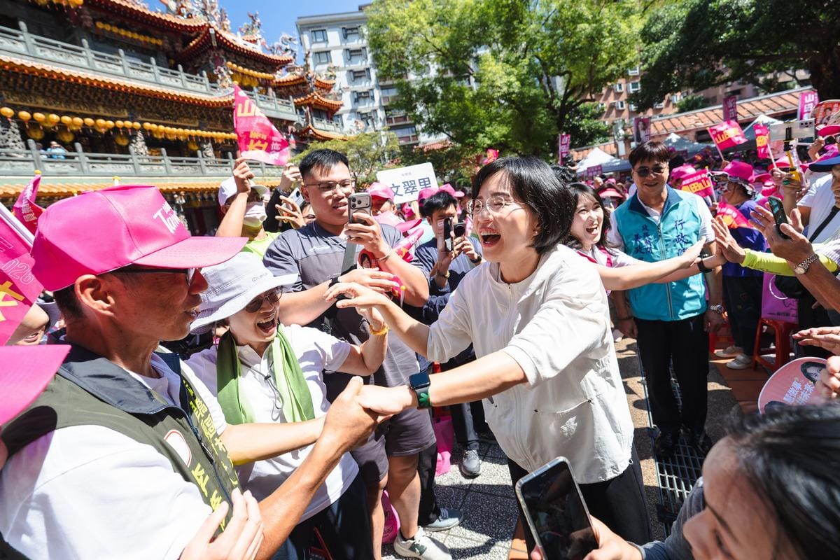 蘇巧慧一到場，群眾立刻高喊「未來市長好！」、「一定慧贏！」許多人拿帽子、手機殼、包包、小卡給蘇巧慧簽名。 圖：蘇巧慧競總提供