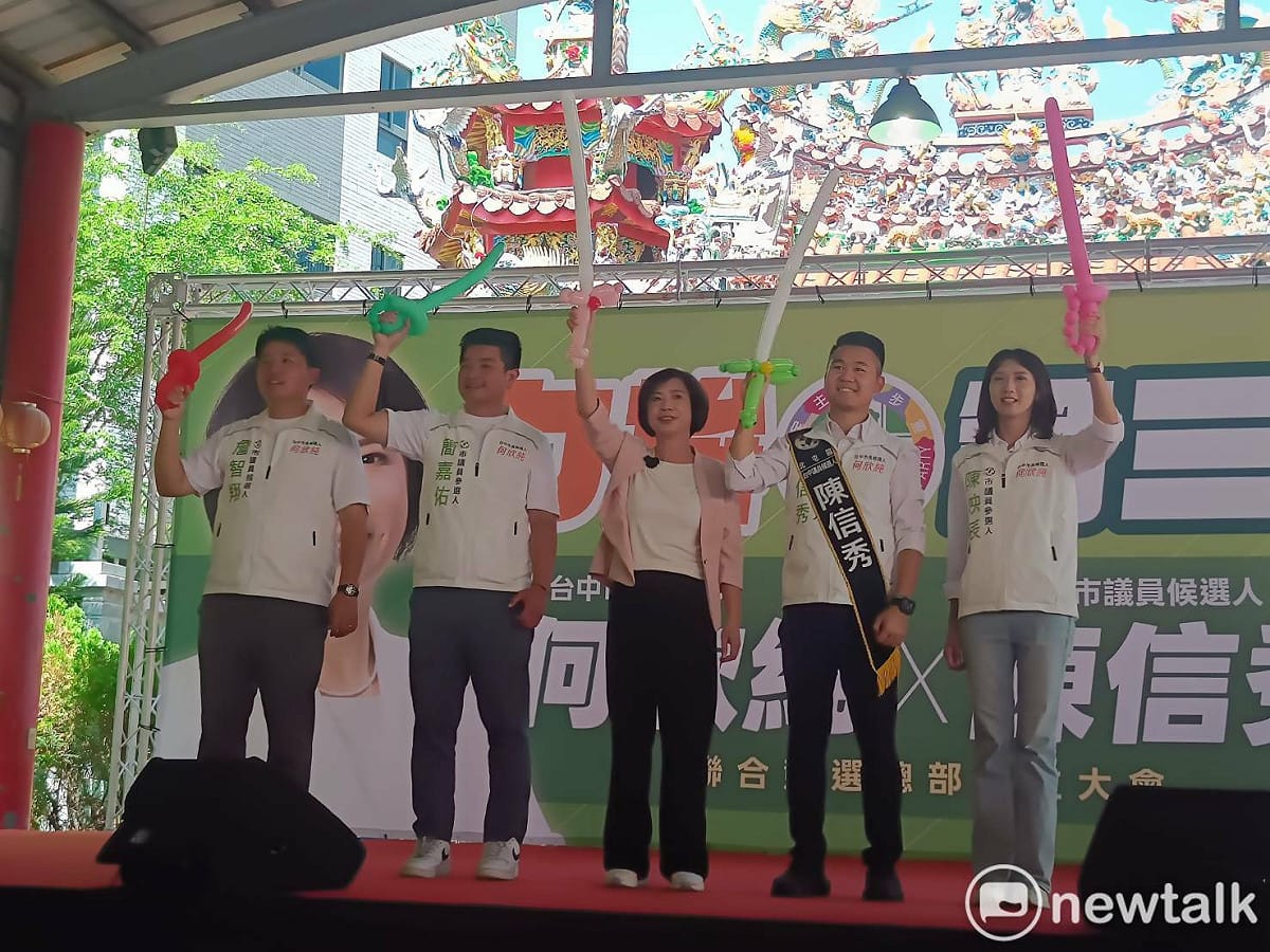 每位候選人拾著陳信秀親手摺出氣球寶劍，當成勝選的致命武器。 圖：唐復年/攝