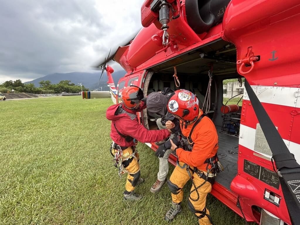 空勤總隊花蓮駐地勤務第一大隊第三隊黑鷹直升機，11日連續出動執行2起高山救援任務。先是前往牡丹池山域搜尋失聯黃姓山友，隨後轉往八大秀路線的白洋金礦山屋，成功把右腳疑似骨折無法行走的山友救援下山。（空勤總隊花蓮駐地勤務第一大隊第三隊提供）中央社記者李先鳳傳真　115年10月11日