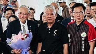 林智鴻(右)與張吉雄(中)歡迎古屋圭司(左)來訪。 圖：林智鴻服務處／提供