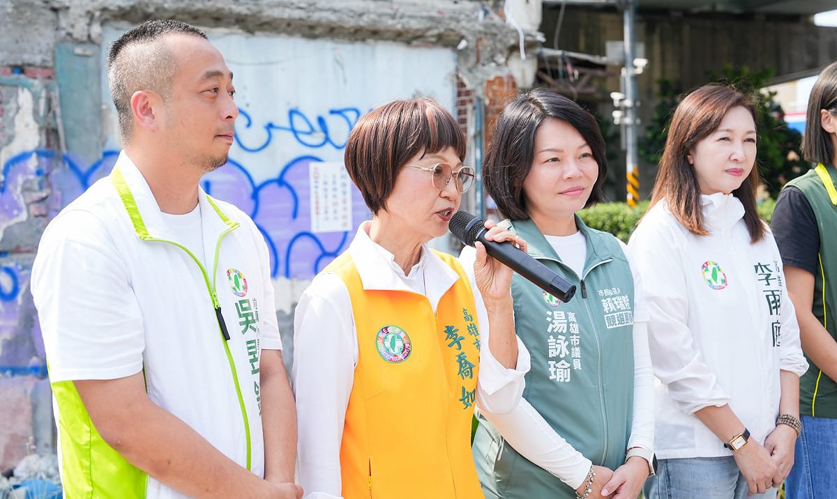 李喬如(左二)要求柯志恩明天前立即下架看板。 圖：高雄市議會民進黨團／提供