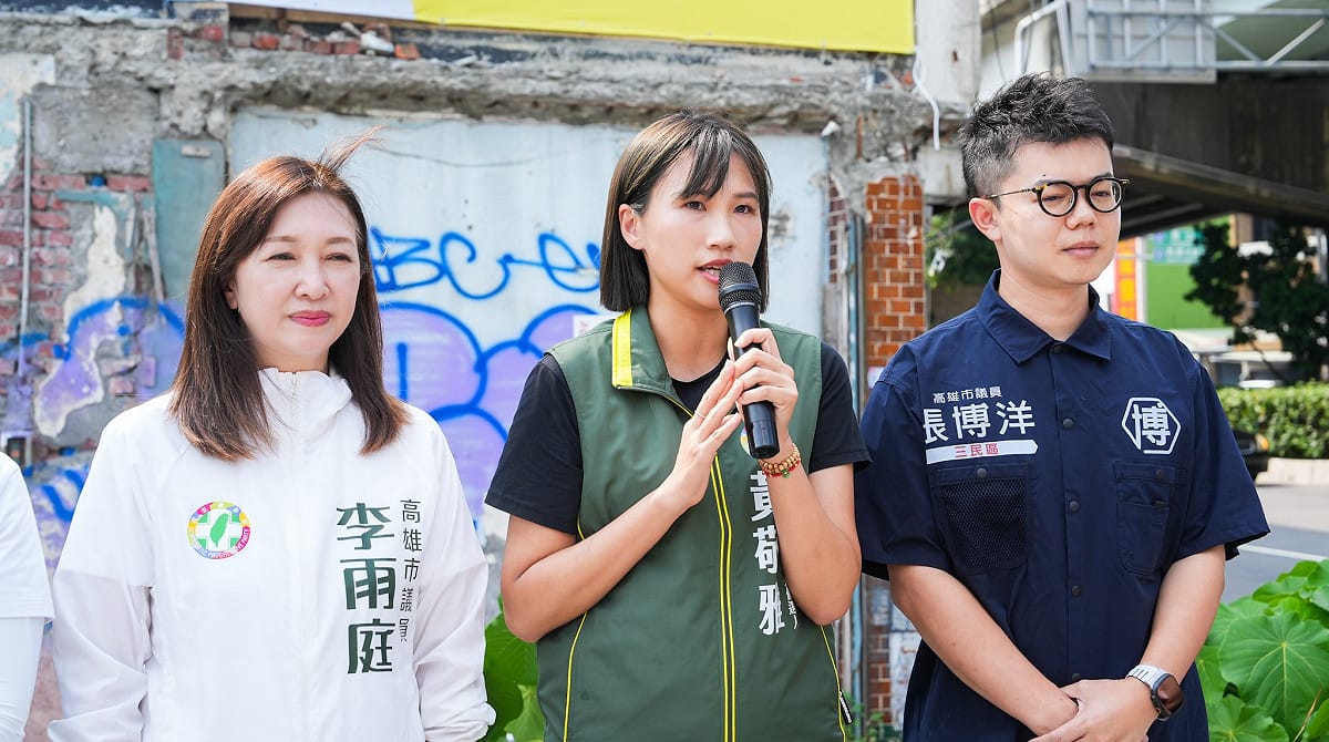 黃敬雅(中)說明，她不支持柯志恩，過去沒有，現在沒有，未來也不可能，要求柯志恩團隊立即聲明道歉。 圖：高雄市議會民進黨團／提供