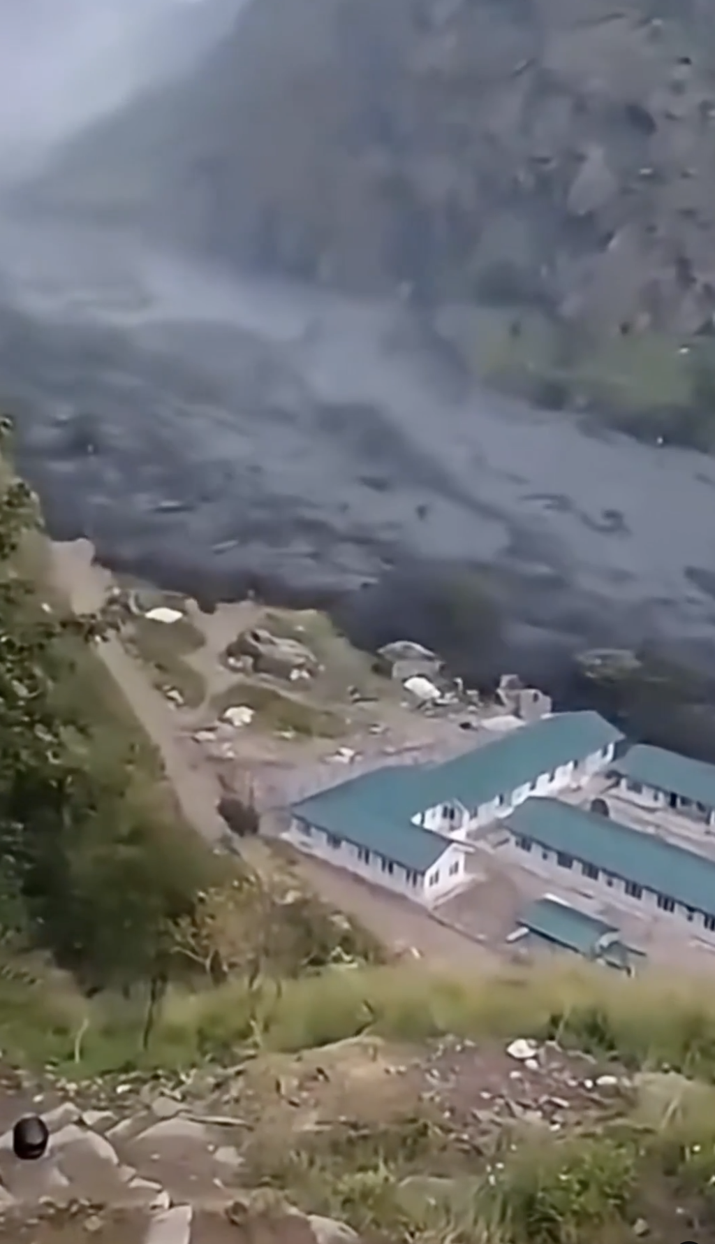 尼泊爾廓爾喀縣爆發土石流災情，大量洪水迅速朝下游衝擊。 圖：翻攝自 Ｘ @WeatherMonitors