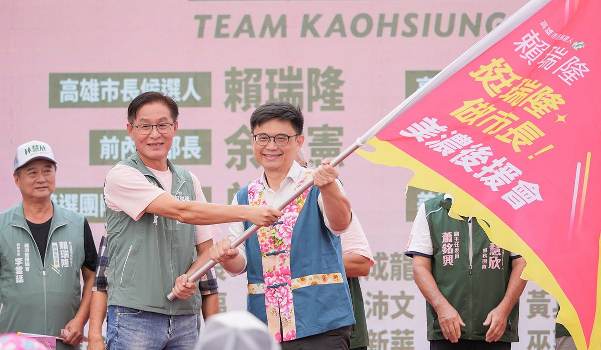 賴瑞隆(右)戰旗給美濃區後援會。 圖：賴瑞隆競辦／提供