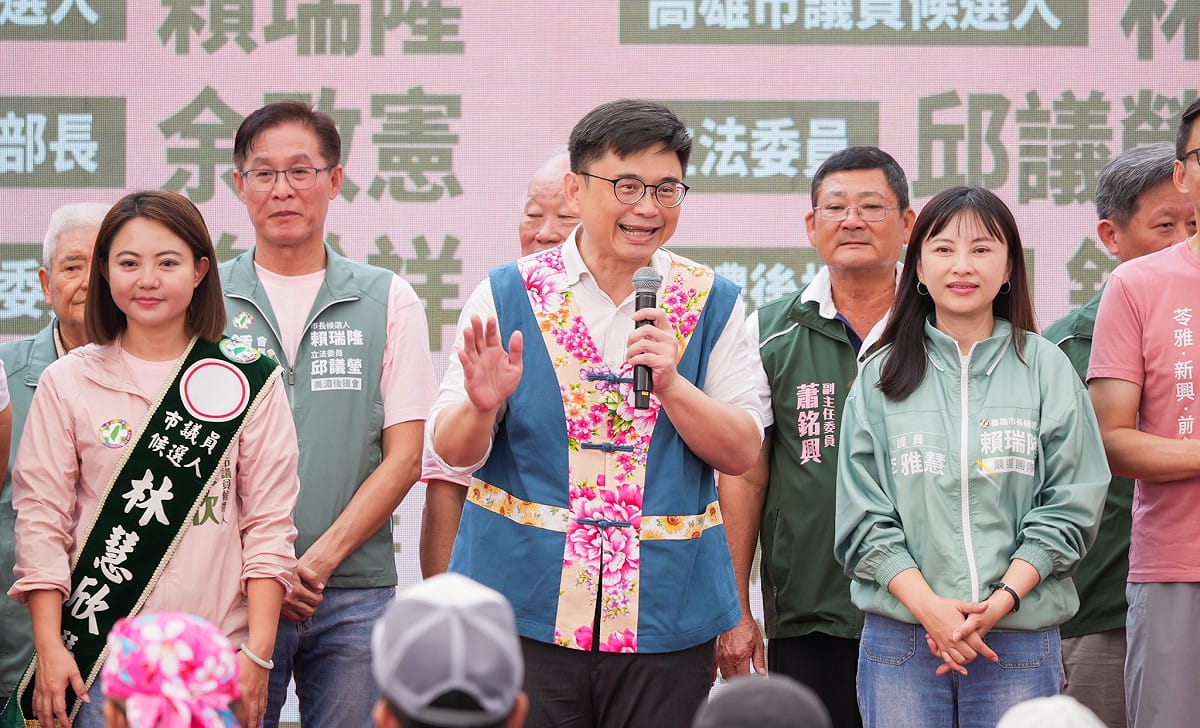 賴瑞隆(中)呼籲城市建設需要市府與議會攜手合作，懇請鄉親支持他接棒陳其邁，延續高雄建設，一起打造更好的大旗美。 圖：賴瑞隆競辦／提供