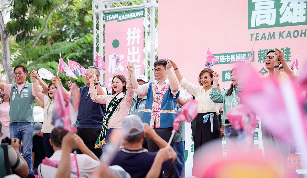 賴瑞隆美濃後援會暨林慧欣競總成立，中央地方民代及在地頭人齊聚，展現大團結氣勢。 圖：賴瑞隆競辦／提供