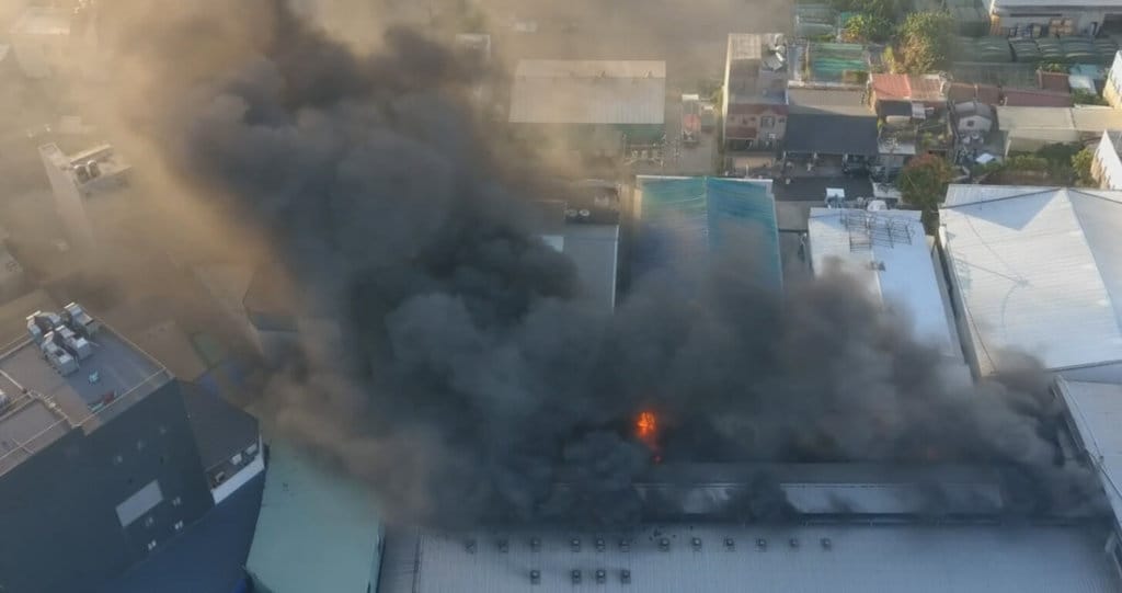 新竹縣竹北市博愛街某科技公司的鐵皮工廠11日下午發生火警，現場竄出大量黑煙，且可見火舌。（新竹縣政府消防局提供）中央社記者魯鋼駿傳真　115年10月11日
