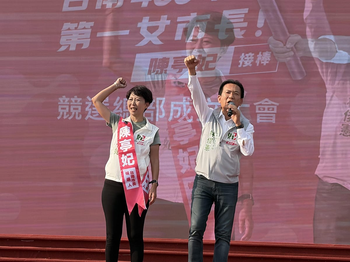 林俊憲在致詞時也火力全開，大酸國民黨對手謝龍介說：「我已經很久沒看到他了，我們這些老朋友如果有看到他，要叫他如果有空，就回台南走走看看。」引發現場民眾陣陣笑聲與掌聲。 圖：黃博郎／攝
