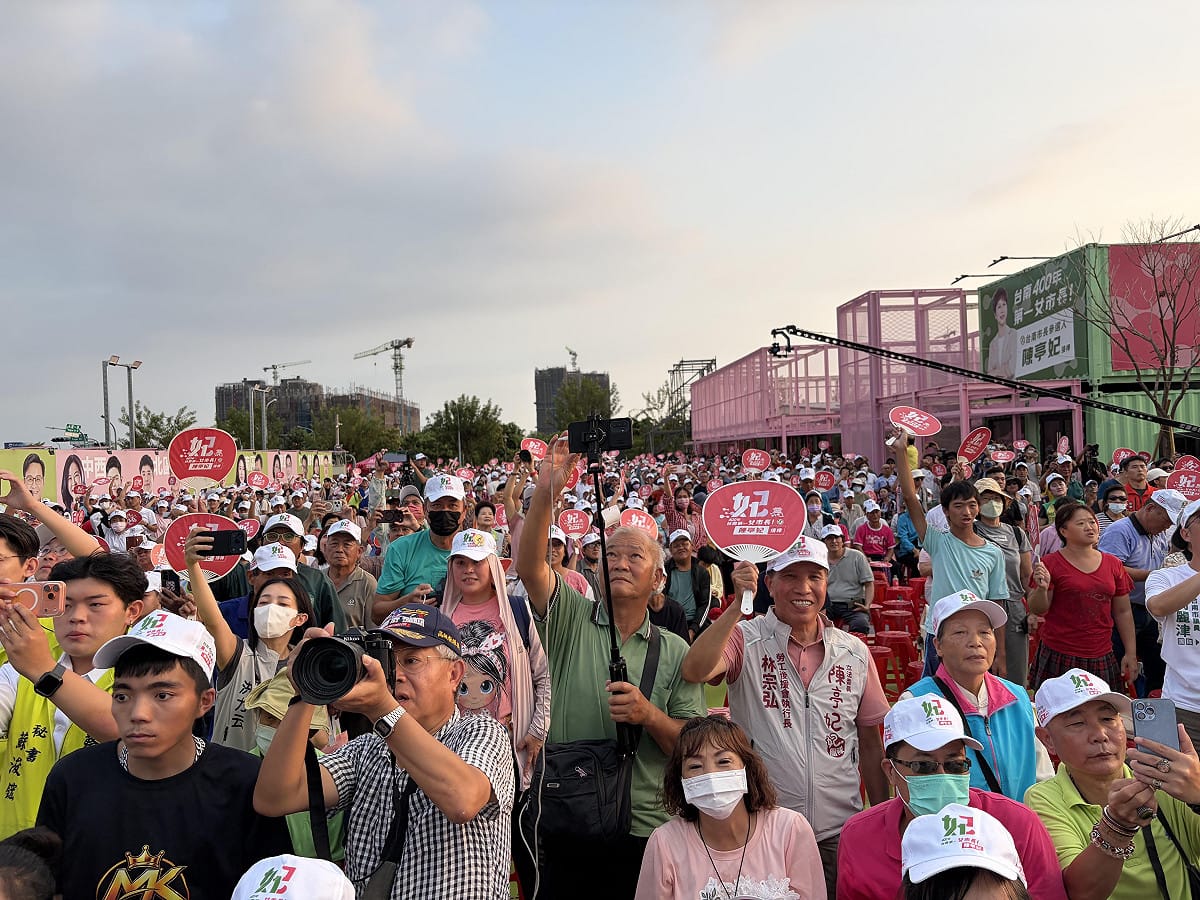 民進黨台南市長參選人陳亭妃競選總部舉行成立大會。兼任黨主席的總統賴清德、副總統蕭美琴、行政院長卓榮泰、民進黨秘書長徐國勇、台南市長黃偉哲、台南市六席立委和全體議員候選人全數到齊，展現綠營大團結氣勢。 圖：黃博郎／攝