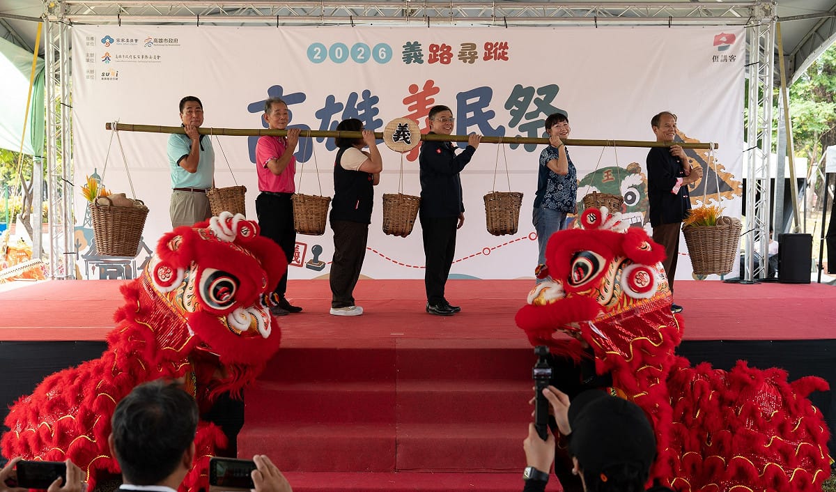 王啟川(右三)、楊瑞霞(右二)與貴賓在開幕儀式中共同挑起巨型擔子，象徵客家族群團結互助、齊心協力的精神。 圖：高雄市客委會／提供