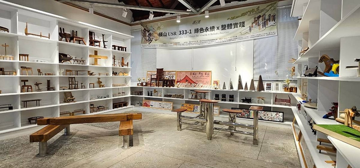 活動現場展出「家具．共生城市」一把周晬椅・一對婚約椅設計競賽作品。 圖：高雄市青年局／提供