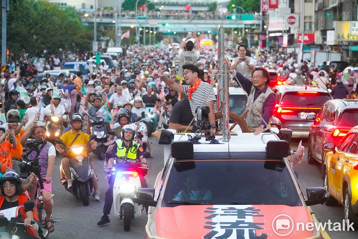 民進黨台北市長參選人沈伯洋今首次進行車掃，與立委王世堅一起。 圖：張良一 / 攝