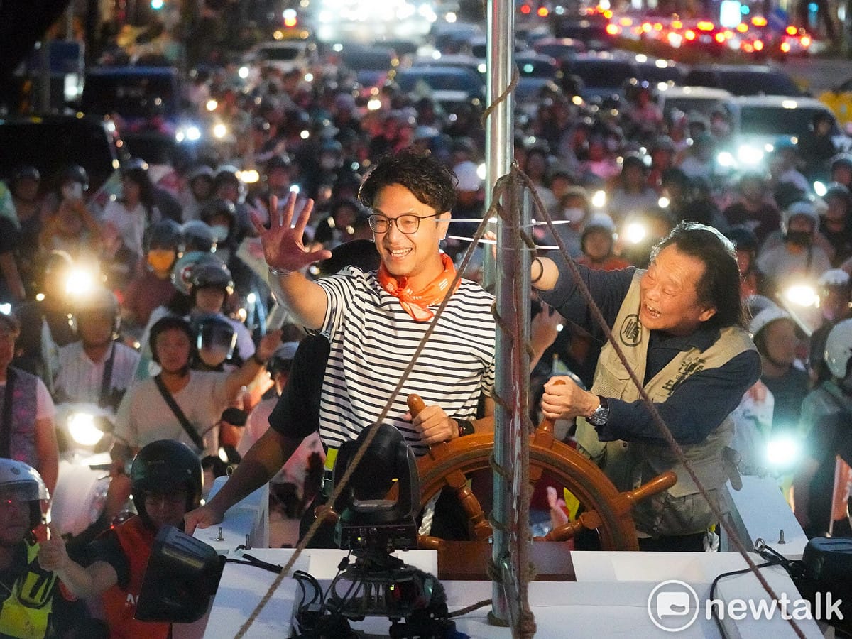 民進黨台北市長參選人沈伯洋今首次進行車掃，與立委王世堅一起。 圖：張良一 / 攝