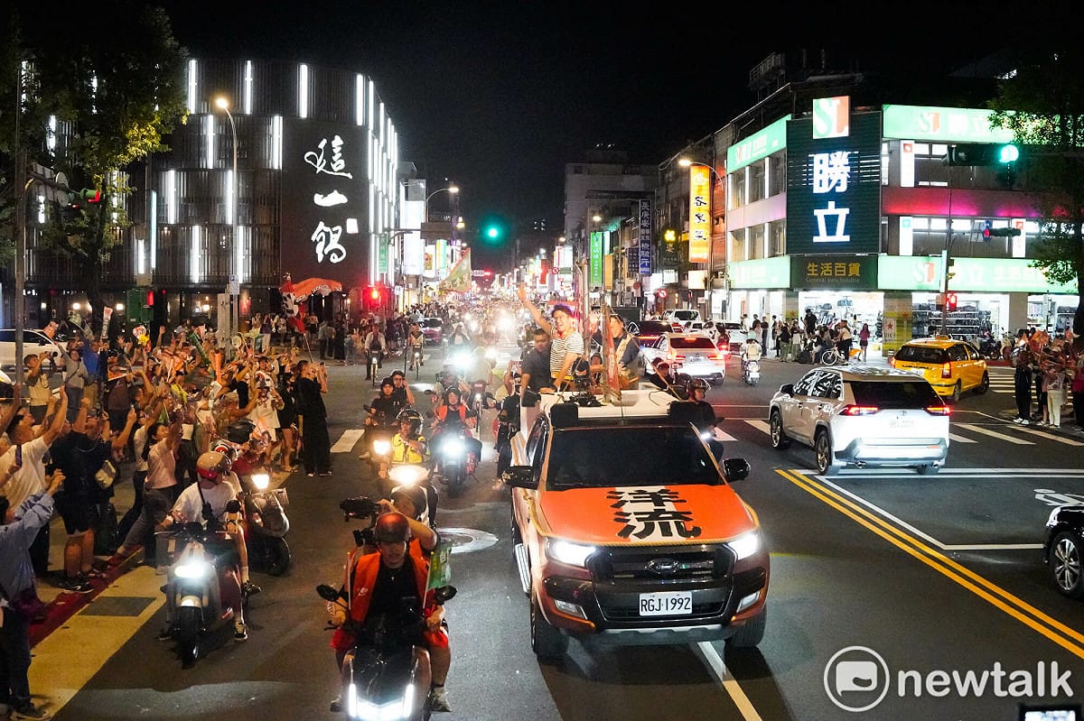 民進黨台北市長參選人沈伯洋今首次進行車掃，與立委王世堅一起。 圖：張良一 / 攝