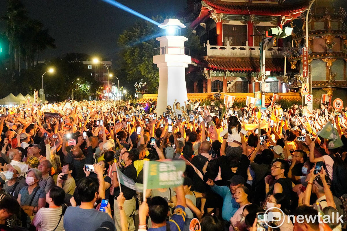 民進黨台北市長參選人沈伯洋今首次進行車掃，與立委王世堅一起。 圖：張良一 / 攝