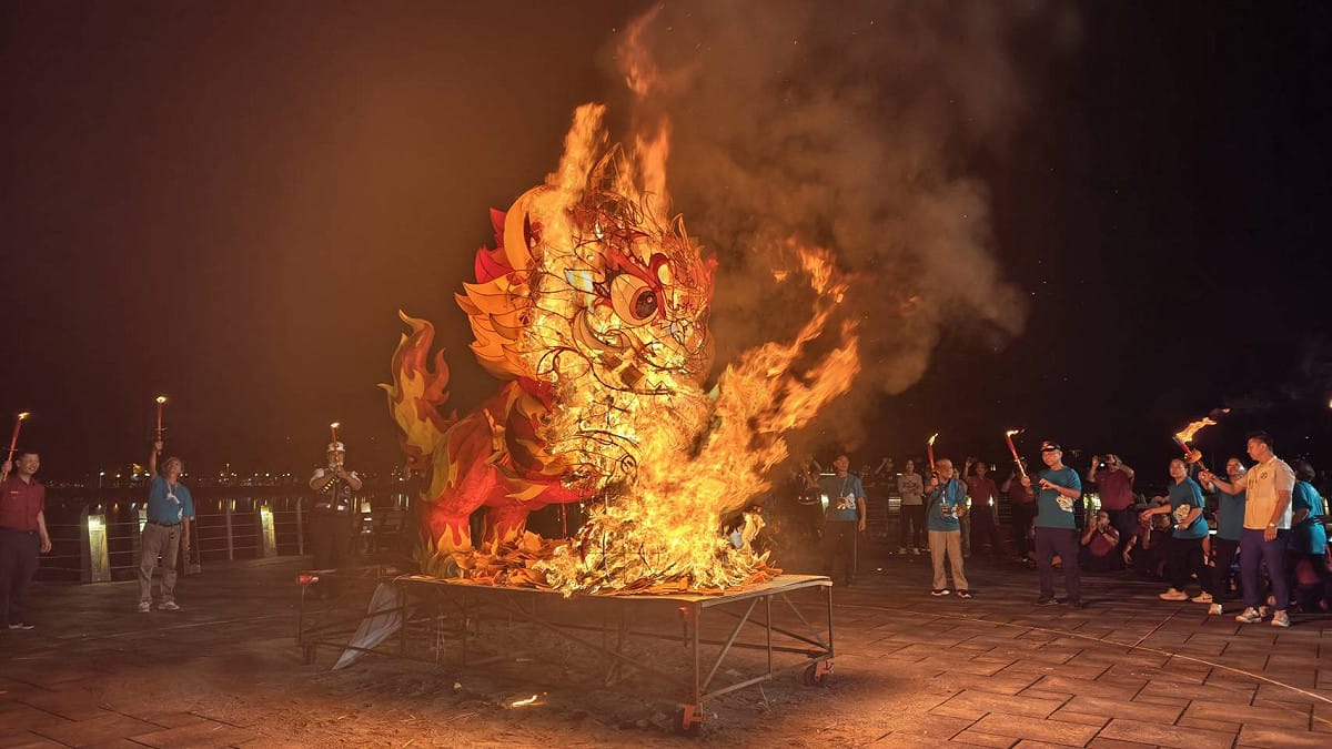 萬年季火獅在洲仔清水宮燒化升天，祈福台灣四境平安、萬民安康。 圖：高雄市民政局／提供