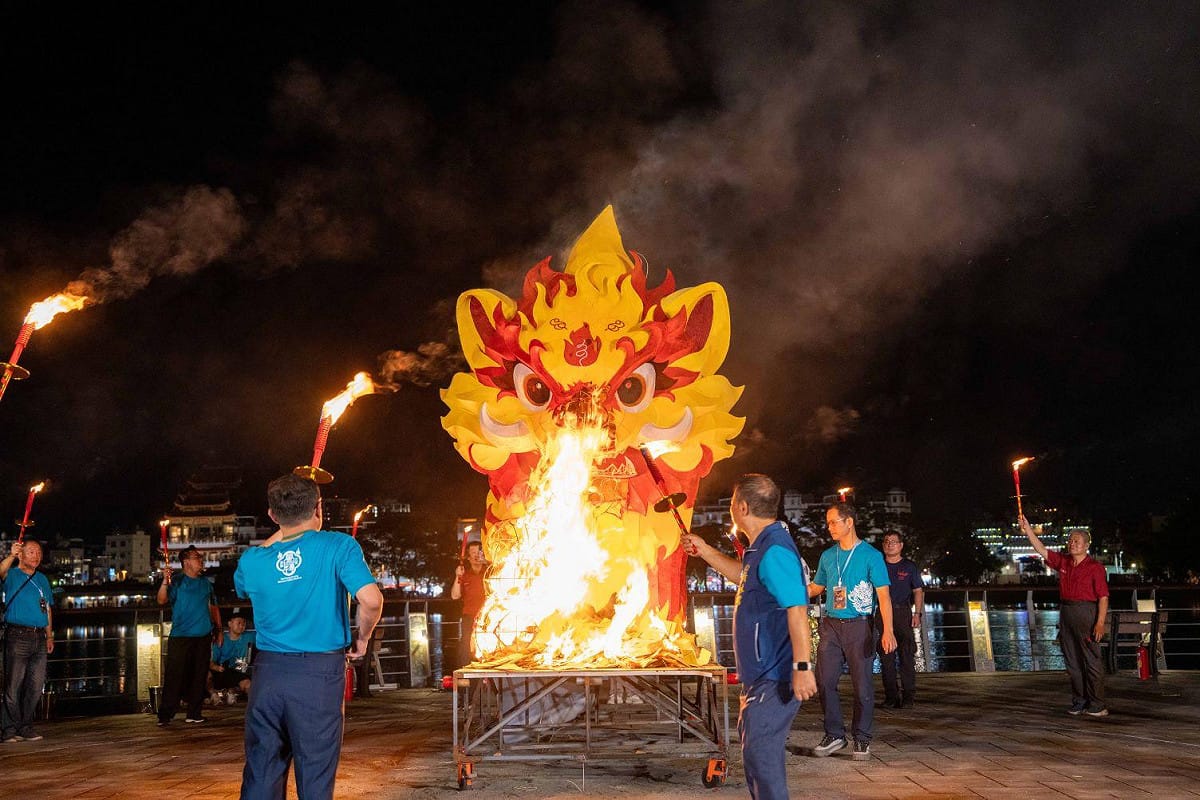 火獅於洲仔清水宮燒化升天，祈福台灣四境平安、萬民安康。 圖：高雄市民政局／提供