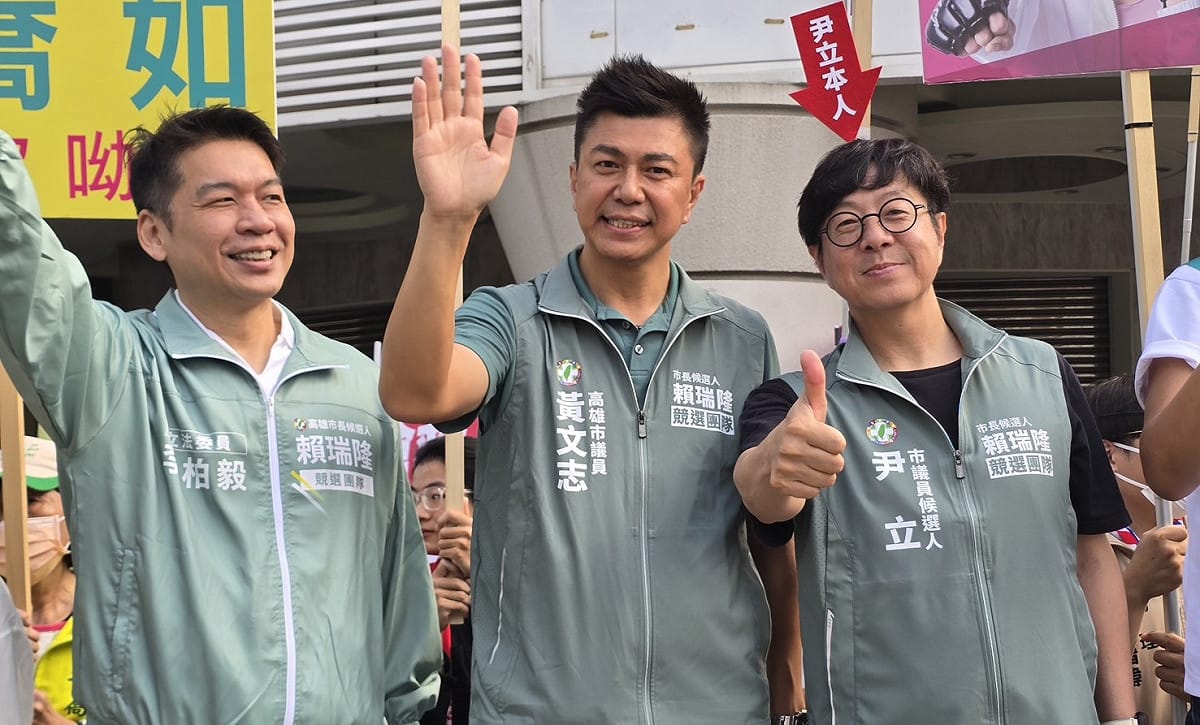 李柏毅(左)與尹立(右)、黃文志(中)站路口拜票。 圖：尹立競辦／提供