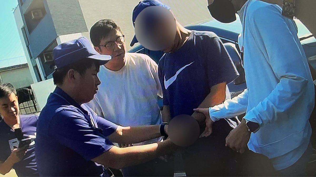 高市警前鎮分局主動掌握情資，循線尋獲被害人揭穿騙局，並趁詐團再次索款之際，將計就計設伏逮捕穆姓車手(右二)。 圖：高雄市警察局前鎮分局／提供