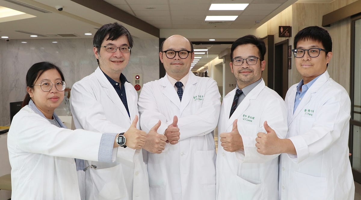 楊子毅醫師（右起）、廖啟耀主任、張哲嘉主任、張志豪主任和支氣管鏡技術員。 圖：大里仁愛醫院/提供