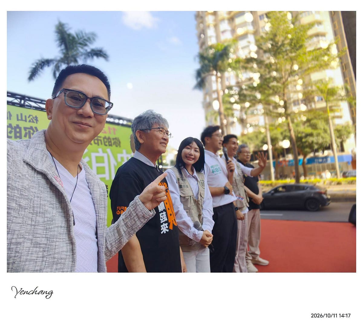 沈伯洋昨為郭凡站台吸引大批支持者，486先生笑教兩名女同事假裝阿嬤昏倒，藉此吸引沈伯洋前來握手。 圖：翻攝自486先生 臉書專頁