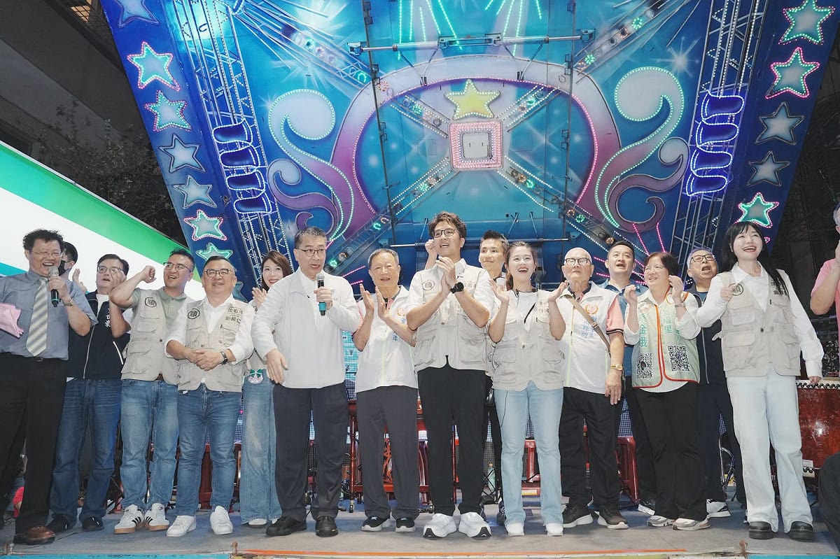 沈伯洋、蔣萬安10日晚間均出席萬華廣照宮活動，網友揭露，沈伯洋致詞時，蔣萬安的人手在底下用擴音喇叭鼓譟，引發支持者不滿叫陣。 圖：取自吳沛憶臉書