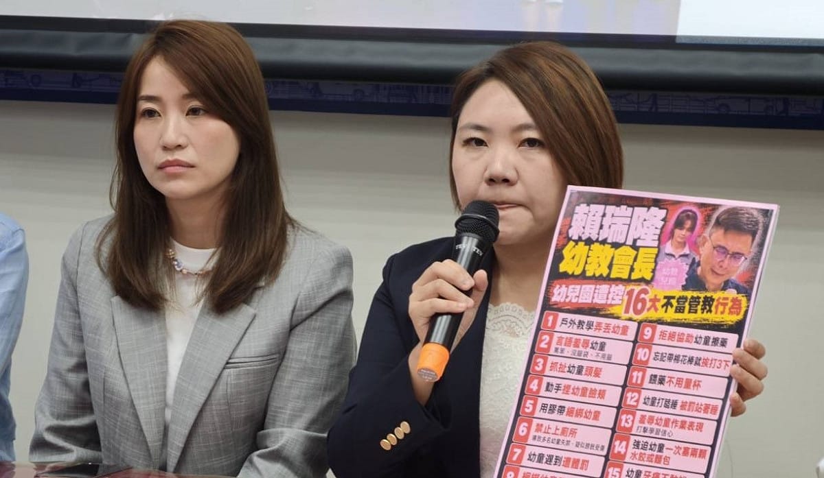 邱于軒(右)直言兒虐幼兒園的負責人轉身成為市長候選人的幼教業後援會總會長，實在是高雄的悲哀。 圖：高雄市議會國民黨團／提供
