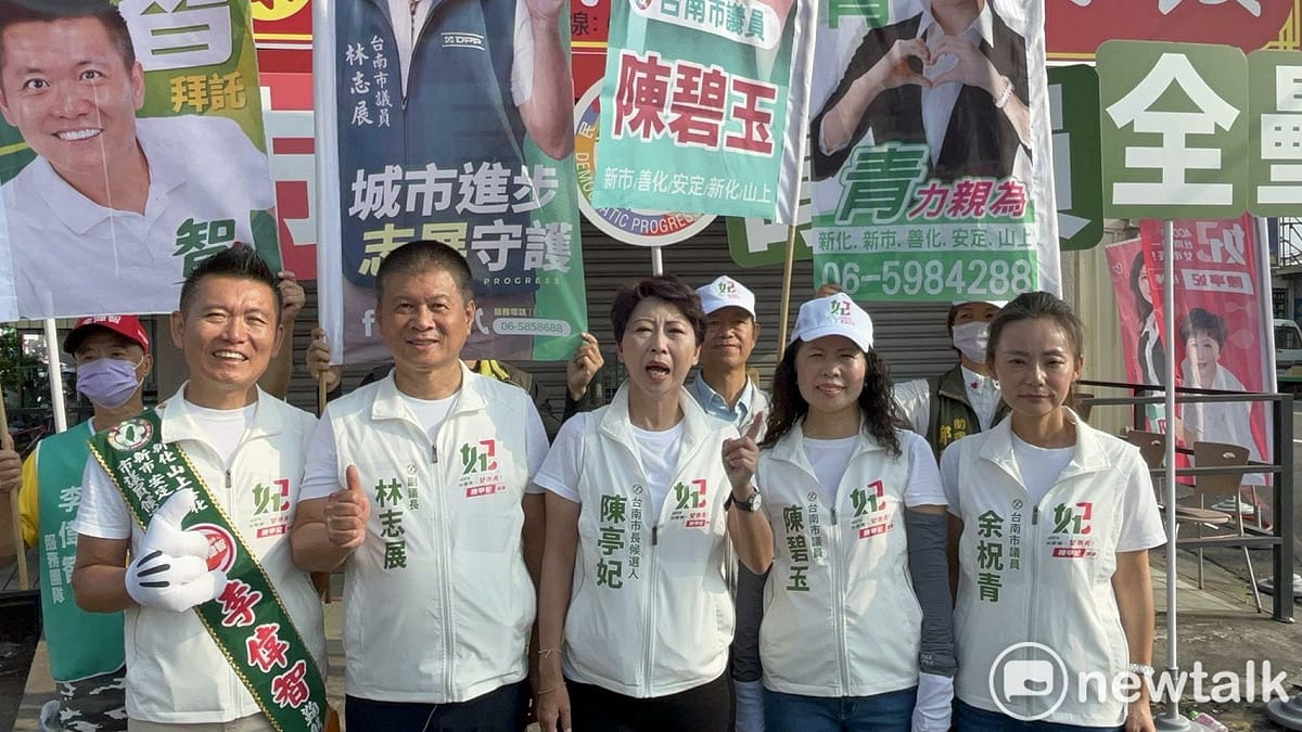 台南市長候選人陳亭妃今日一早偕同台南市副議長林志展、議員余柷青、陳碧玉及李偉智，連續第三天站路口向鄉親問早，今天來到新市區中正路與仁愛街口，親身感受鐵路平交道對通勤交通造成的影響。 圖：陳亭妃競選總部提供