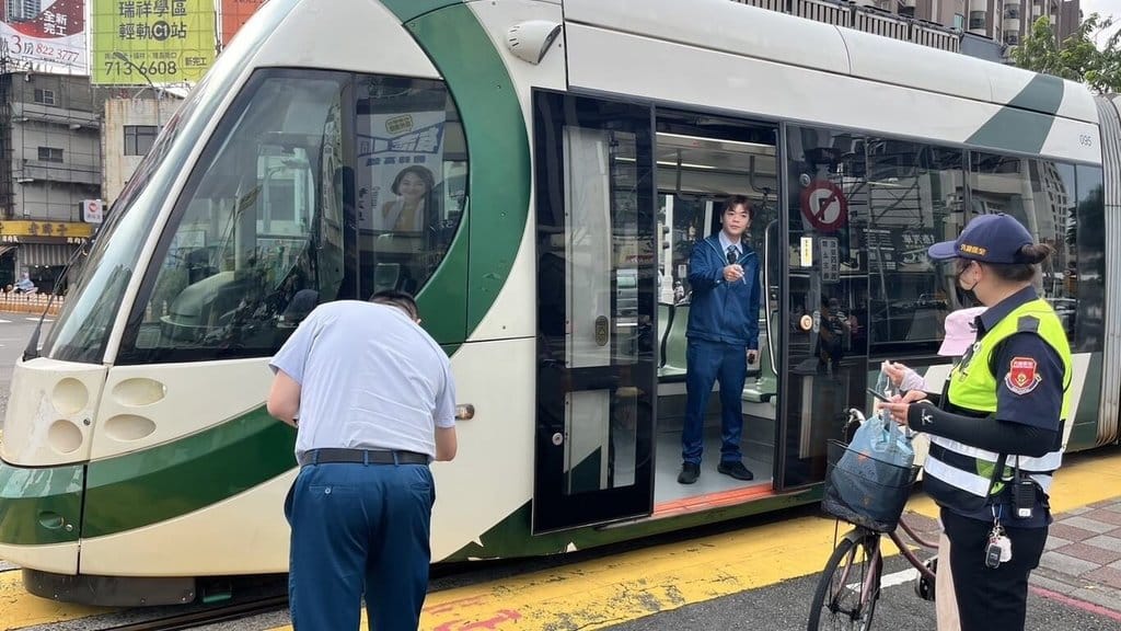 蘇姓婦人12日騎腳踏車行經高雄前鎮區一處路口，疑未依號誌指示行駛，右轉時與輕軌列車發生擦撞，事故造成蘇女手腳受傷，無生命危險，警方將依法開罰送辦。（高雄市政府警察局前鎮分局提供）中央社記者張已亷傳真　115年10月12日
