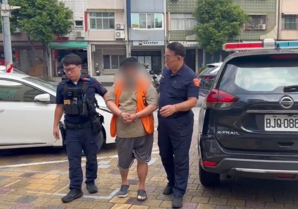 高雄國際動漫節工作人員11日發現陳姓男子（中）涉嫌偷拍，經警方到場查處，初步研判有2人受害，全案依涉犯妨害秘密等罪嫌偵辦。（高雄市政府警察局左營分局提供）中央社記者張已亷傳真　115年10月12日