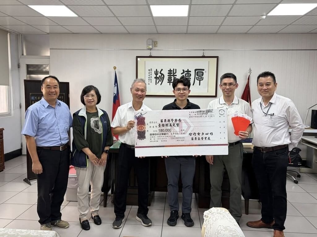 苗栗縣警察局竹南分局多次埋伏連續偵破3起電纜線失竊案，台電苗栗區營業處12日頒發新台幣18萬元破案獎勵金，感謝警方投入人力偵辦、查緝。（台電苗栗區營業處提供）中央社記者管瑞平傳真　115年10月12日