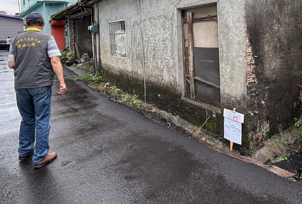 高雄劉姓男子因多張交通罰單、使用牌照稅與公路養管費未繳，累計欠新台幣28萬多元，名下於美濃區一筆持分土地遭行政執行署高雄分署發函辦理查封登記。（行政執行署高雄分署提供）中央社記者張已亷傳真　115年10月12日