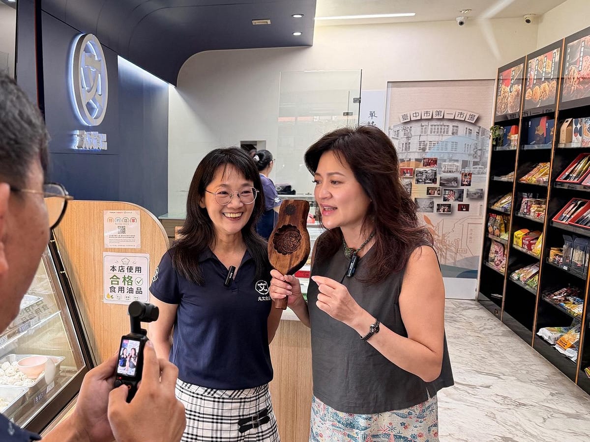 台中中區自由路商圈管委會主委翁羿琦親自化身短影音主角「自由女神」，帶著鏡頭走訪大街小巷、開箱在地店家。 圖：自由路商圈/提供