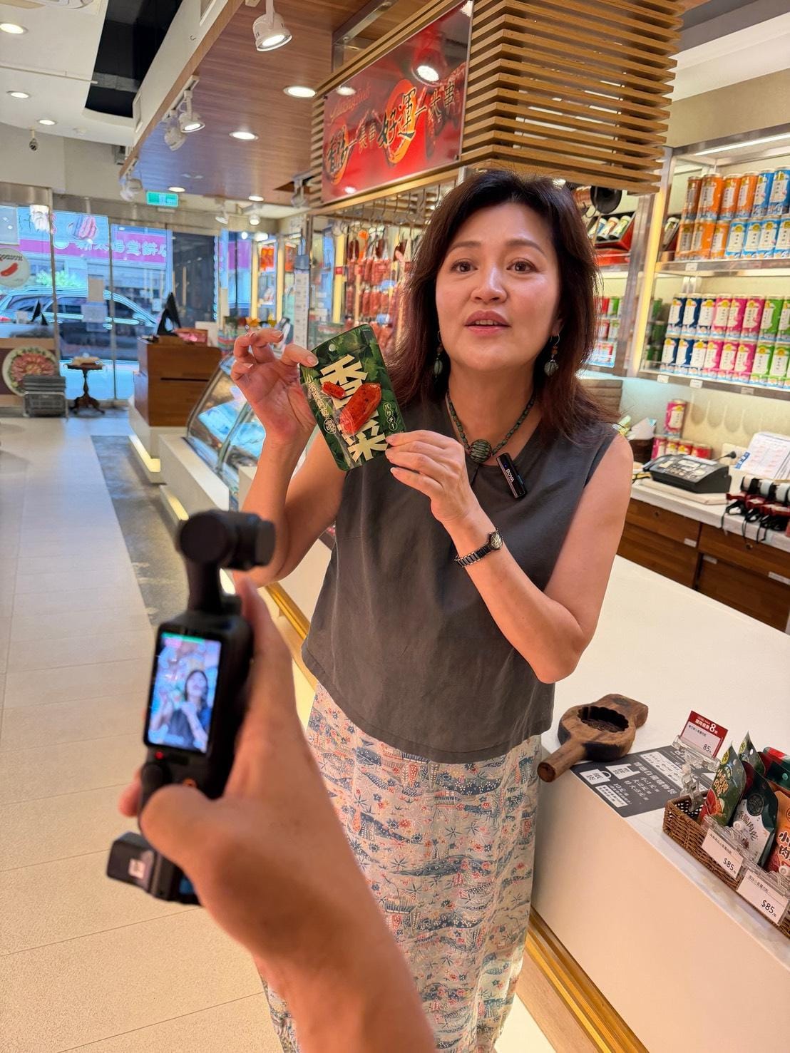 台中中區自由路商圈管委會主委翁羿琦親自化身短影音主角「自由女神」，帶著鏡頭走訪大街小巷、開箱在地店家。 圖：自由路商圈/提供