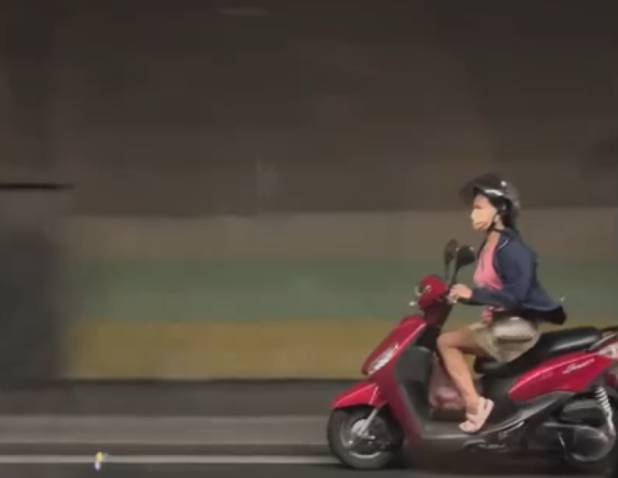 台76線八卦山隧道出現女騎士，引發網友熱議。 圖：翻攝畫面