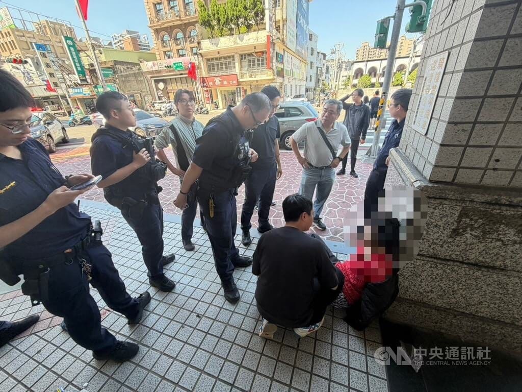 新北市新莊分局11日晚間獲報某民宅內女子疑遭人殺害，警方經連夜偵辦，順利於12日中午將涉嫌殺害親人的男子（右下）逮捕到案。（翻攝照片）中央社記者王鴻國傳真　115年10月12日